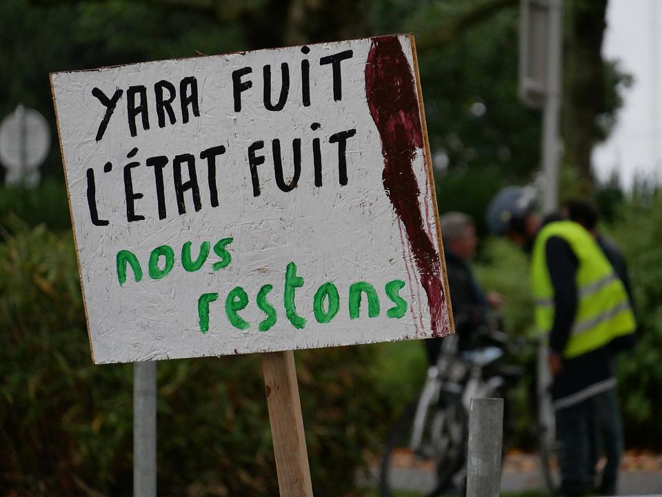 Un panneau sur lequel est écrit "Yara fuit, l'Etat fuit, nous restons"
