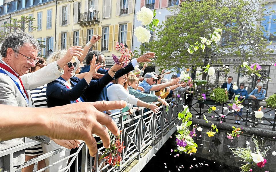 De gauche à droite : le sénateur Michel Canévet ; la maire de Quimper, Isabelle Assih ; Max Relouzat, fondateur de Mémoires des esclavages ; la députée Annaïg Le Meur.