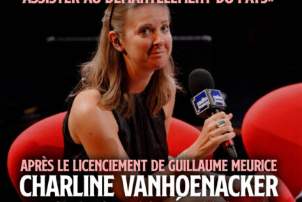 Charline Vanhoenacker avec un micro de Radio France. Elle a annoncé ce dimanche 23 juin avec amertume : son émission Le Grand Dimanche Soir est terminée.