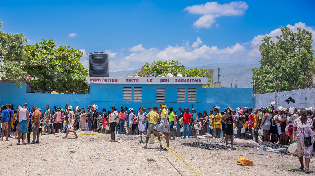 Distribution de denrées alimentaires par le PAM à Cité Soleil, en Haïti. Distribution de denrées alimentaires par le PAM à Cité Soleil, en Haïti.