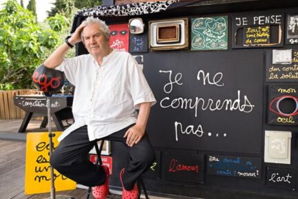 L’artiste français Benjamin Vautier, également connu sous le nom de « Ben », dans son atelier de Nice, en 2016.