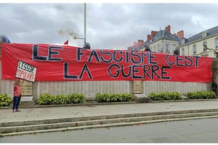 Banderole de 20m de long déployée sur le monument aux morts de Nantes et portant l