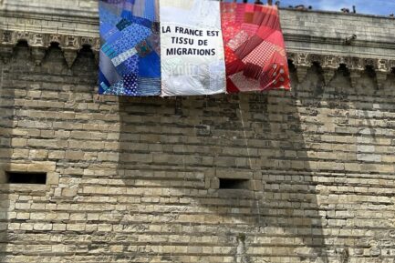 Une immense et belle banderole "La France est tissu de migrations" déployée sur le Château des Ducs de Bretagne, dans le cadre d