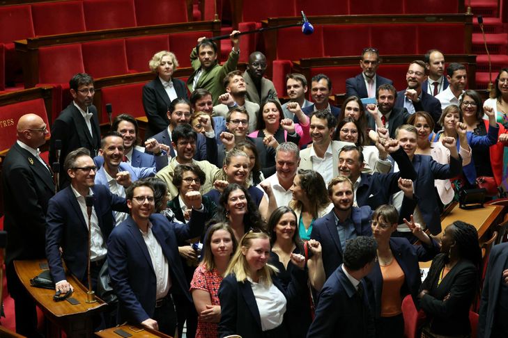 Macron demande aux "forces politiques républicaines" de s'accorder, la gauche scandalisée