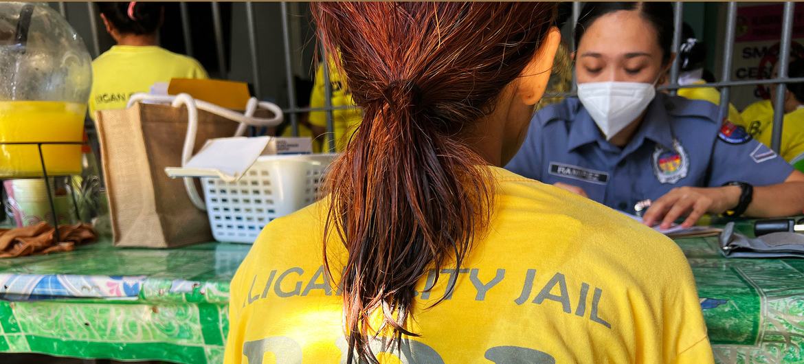 Une femme de la prison d'Iligan City a une consultation de santé.