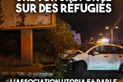 La voiture fracassée sur un panneau publicitaire après avoir tenté d