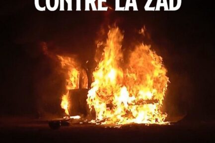 Les flammes de la voiture brûlant sur la ZAD de l