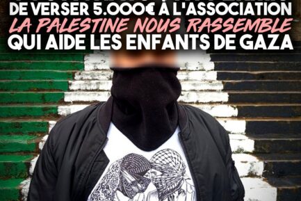 Le T-Shirt pour la Palestine, illustré par Veneno, porté devant un escalier repeint en drapeau palestinien.