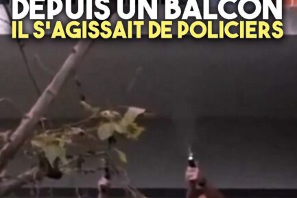 Deux hommes chauves, hilares, dégainent des armes à feu sur un balcon, et tirent en l