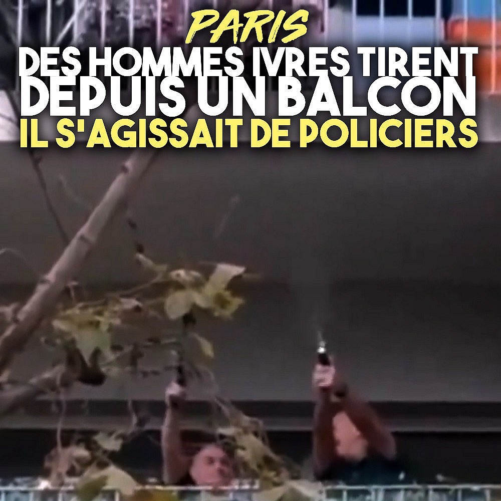 Deux hommes chauves, hilares, dégainent des armes à feu sur un balcon, et tirent en l