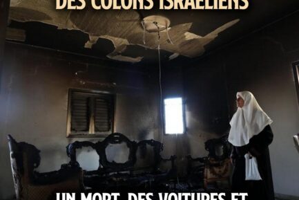 Une femme observe le salon incendié de sa maison après le pogrom de Jit..