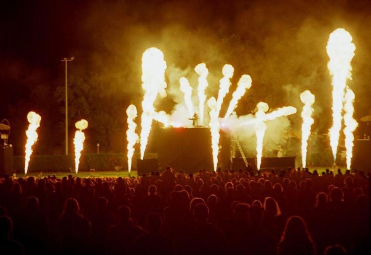 2000. Pas moins de 14 000 personnes applaudissent le Groupe F au Parc des sports. Le show pyrotechnique est épatant.