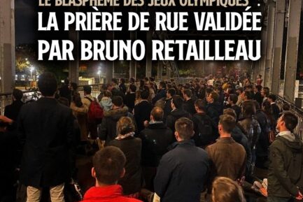 Des catholiques intégristes en pleine prière de rue sur un pont de Paris.