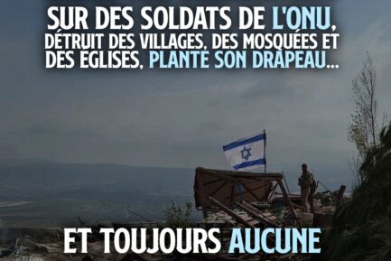 Des soldats israélien plantent leur drapeau sur les ruines d