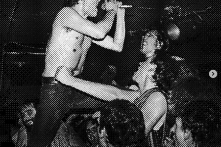 Les Dead Kennedys en concert chantant "Nazi Punks Fuck Off !"