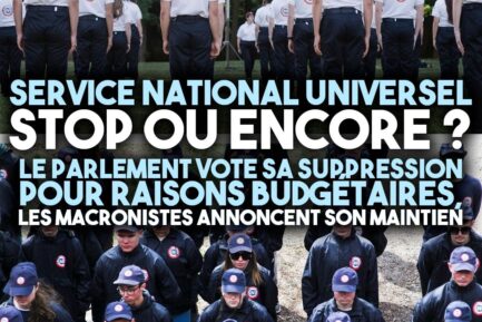 Des jeunes en uniformes du SNU, bien alignés au garde à vous devant le drapeau français.