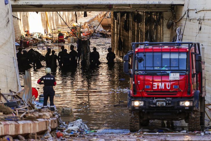 Inondations en Espagne: au moins 213 morts, nouveaux renforts militaires