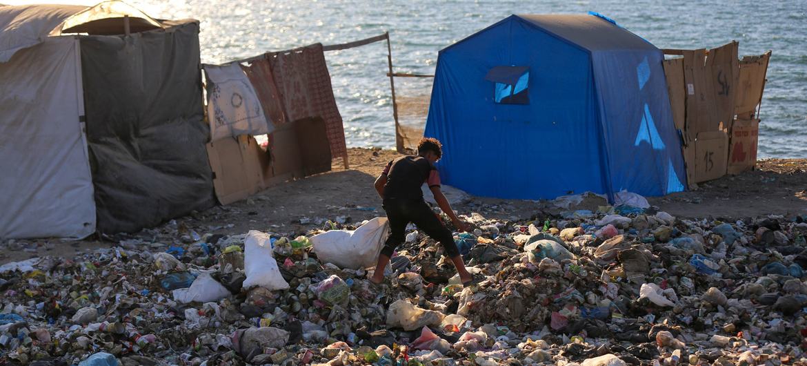 La menace des maladies est présente à Gaza alors que les conditions de vie continuent de se détériorer.