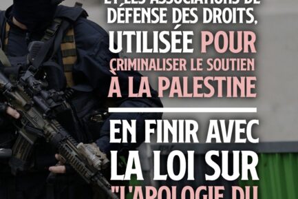 Un policier anti-terroriste tient un fusil mitrailleur : une image du terrorisme d