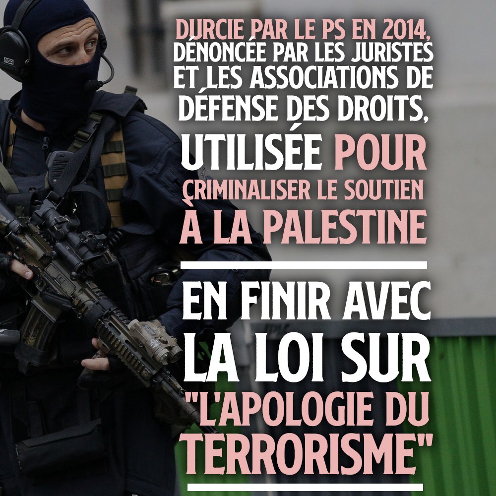 Un policier anti-terroriste tient un fusil mitrailleur : une image du terrorisme d
