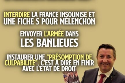 Karl Olive tout sourire, présentant son livre "Ce beau pays qui est le mien"