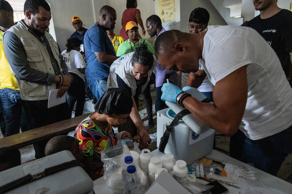 La Représentante de l'UNICEF en Haïti, Geeta Narayan, visite une clinique mobile coordonnée par l'UNICEF et MDM pour répondre aux besoins urgents des personnes vivant dans les sites de déplacement.