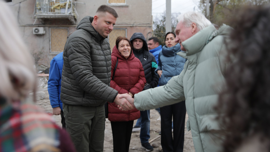 Matthias Schmale, Coordinateur humanitaire des Nations Unies en Ukraine, visite les quartiers détruits de la ville de Dnipro.