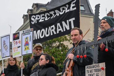 Jeudi 28 novembre, 800 manifestants ont défilé à Angers contre les coupes budgétaires de la Région.