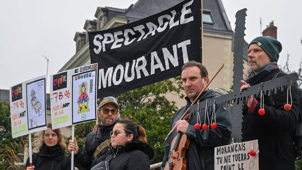 Jeudi 28 novembre, 800 manifestants ont défilé à Angers contre les coupes budgétaires de la Région.