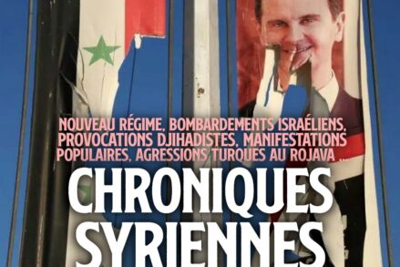 Un drapeau syrien et un portrait de Bachar Al Assad, tous deux déchirés par des années de guerre.
