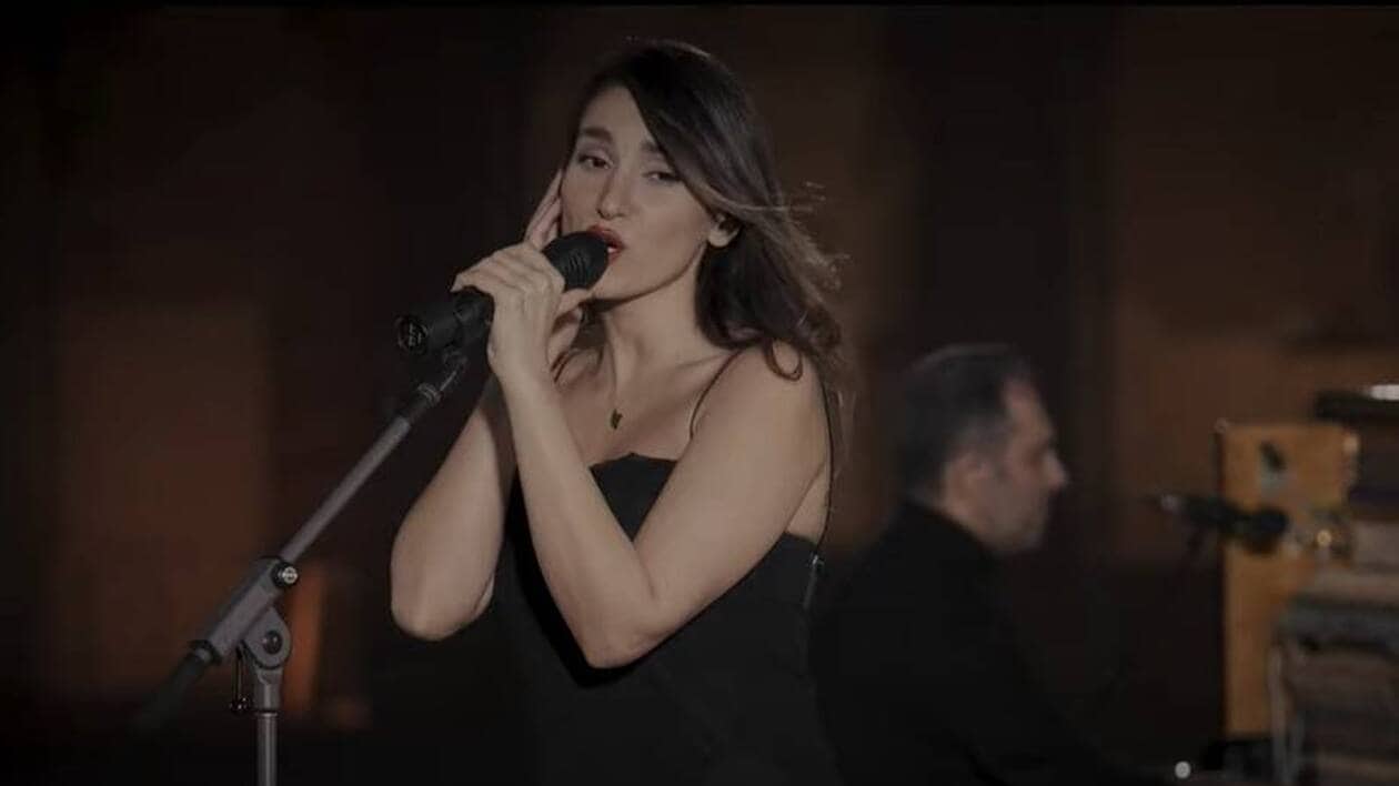 L’artiste iranienne Parastoo Ahmadi a donné un concert en plein désert sans voile.