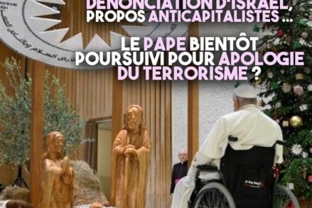 Le pape, dans un fauteil roulant, observe une crèche de Noël où le petit Jésus dort dans un keffieh palestinien.