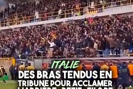 À Castellamare di Stabia, des suporters lèvent le bras en tribune après un but de Mussolini, arrière petit-fils du dictateur.