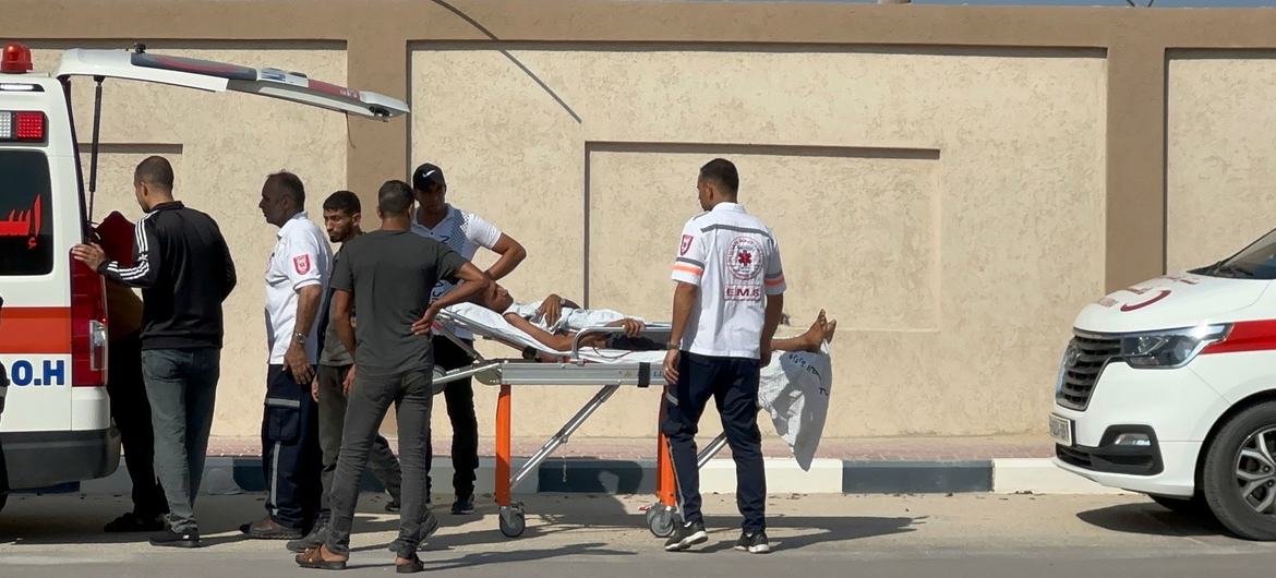 Un patient est emmené en Égypte depuis Gaza via le poste frontière de Rafah en 2023.