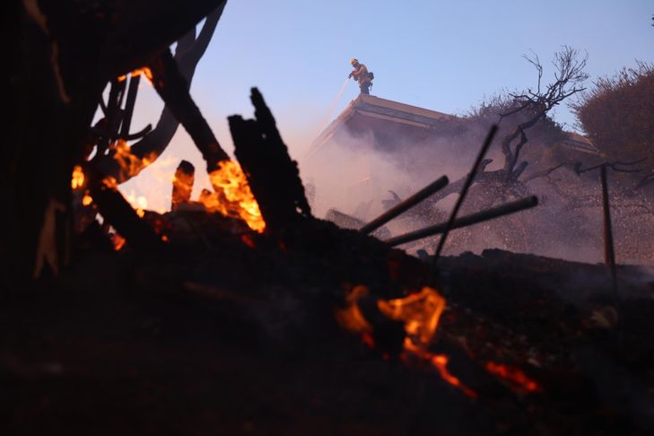 Un incendie intense provoque des milliers d'évacuations aux portes de Los Angeles