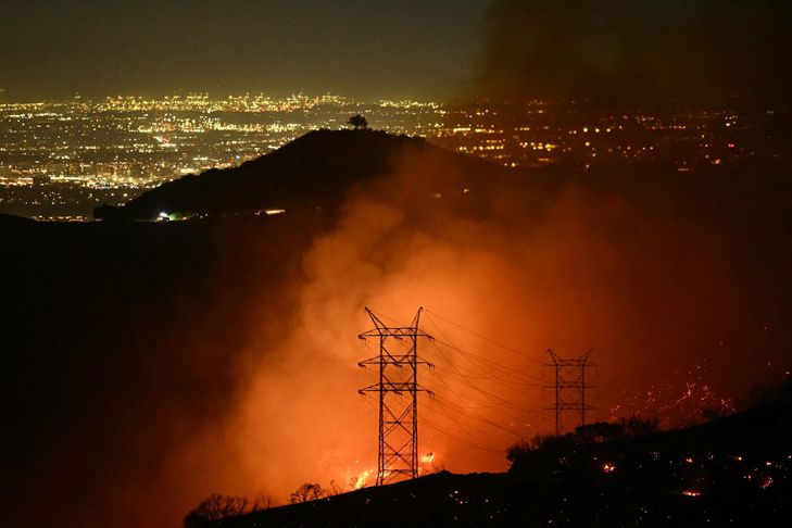 Les incendies s'étendent à Los Angeles, le bilan grimpe à 16 morts