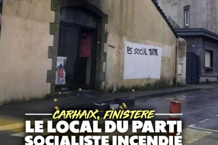 Le local du Parti Socialiste incendié à Carhaix : la façade est noircie à côté d