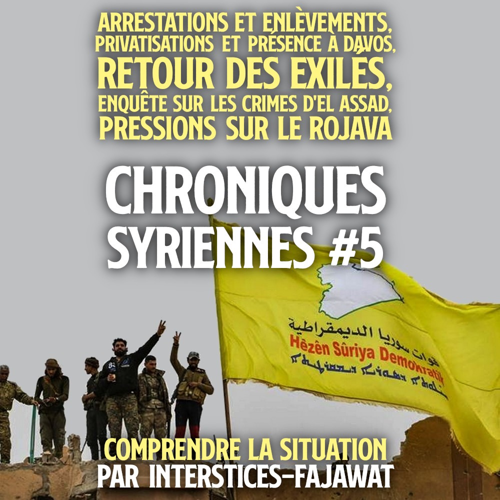Des militaires des Forces Démocratiques Syrienne posant à côté de leur drapeau.