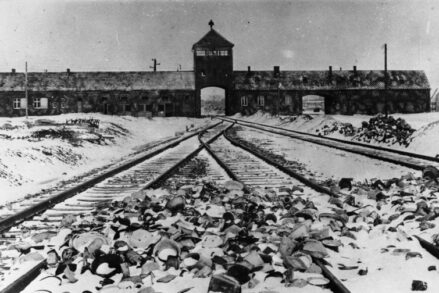 Entrée du camp d'Auschwitz sous la neige. L'arrivée de l'Armée rouge à Auschwitz le 27 janvier 1945 a marqué la fin de l'Holocauste et de l'extermination de masse des juifs d'Europe.