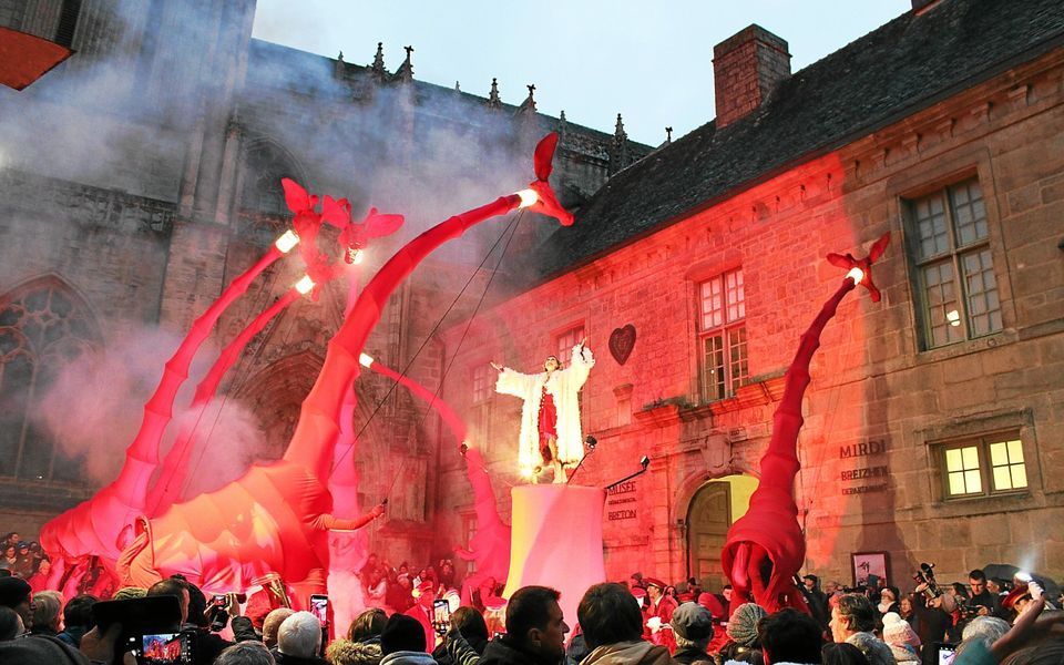 Sept girafes de plusieurs mètres de haut ont défilé dans les rues du centre-ville de Quimper dimanche 29 décembre au soir, menées par une diva, devant des centaines de spectateurs.