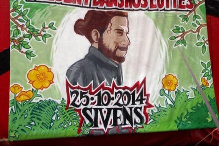 Banderole rendant hommage à Rémi Fraisse, assassiné par la gendarmerie à Sivens et présent dans nos luttes.