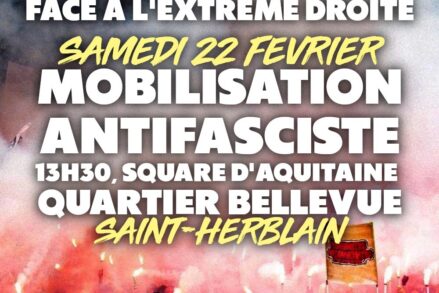 Une manifestation contre le fascisme avec de nombreux fumigènes : l