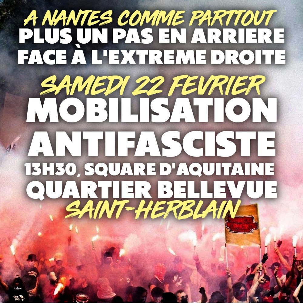 Une manifestation contre le fascisme avec de nombreux fumigènes : l