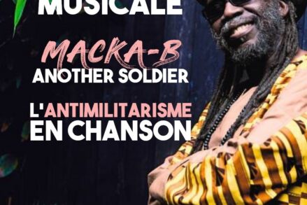 Le chanteur de Reggae Macka-B pose avec le sourire.