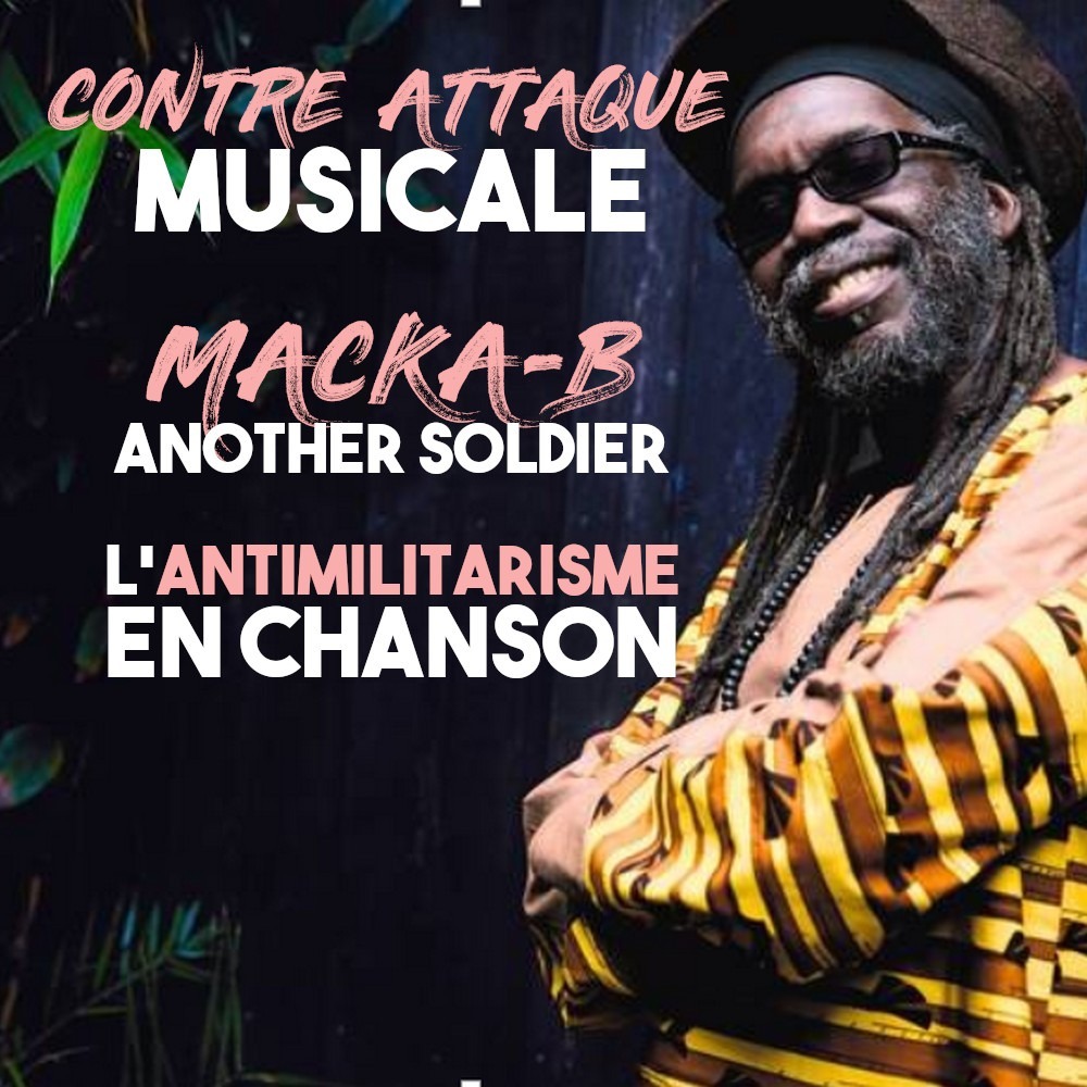 Le chanteur de Reggae Macka-B pose avec le sourire.