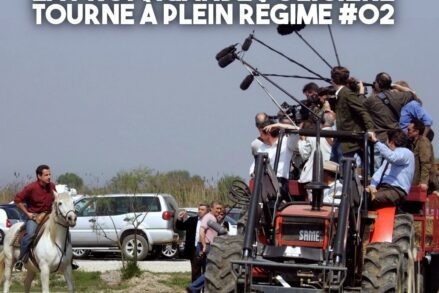 Des journalistes sont amassés sur un tracteur pour interviewer Nicolas Sarkozy, monté sur un cheval. Une opération de communication grossière qui s