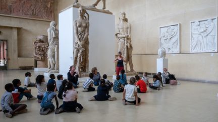 Des élèves devant des œuvres du musée Bourdelle à Paris, le 3 juin 2022. Image d'illustration. (RICCARDO MILANI / HANS LUCAS)