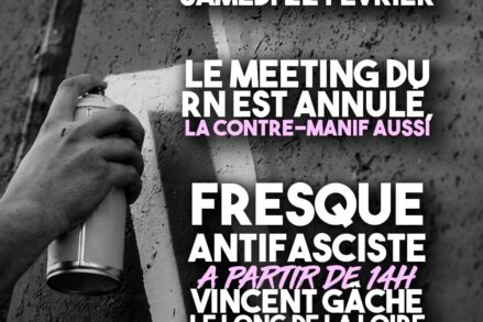 Une main tient une bombe de peinture et réalise une fresque antifasciste.