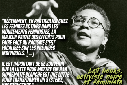 bell hooks développe ses concepts au micro. À côté de son portrait, sa citation développant l