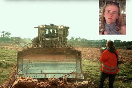 Rachel Corrie portant un gilet orange et un mégaphone face au bulldozer israélien qui ne reculera que pour l